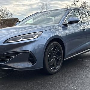 Insgesamt will BYD mit dem Fahrzeug bis zu 1.350 Kilometer Reichweite bieten. Mit Abstrichen kommt das im Test etwa hin. Jedenfalls kann man mit dem Fahrzeug getrost Strecken über 1.000 Kilometer fahren.(Bild:  Achter – VCG)