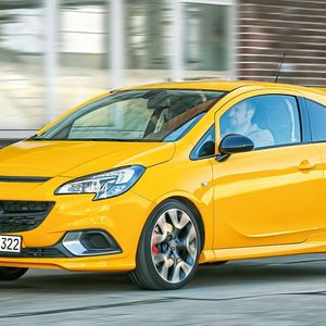Die Außenspiegelgehäuse kommen in in Carbon-Optik.(Bild:  Opel)