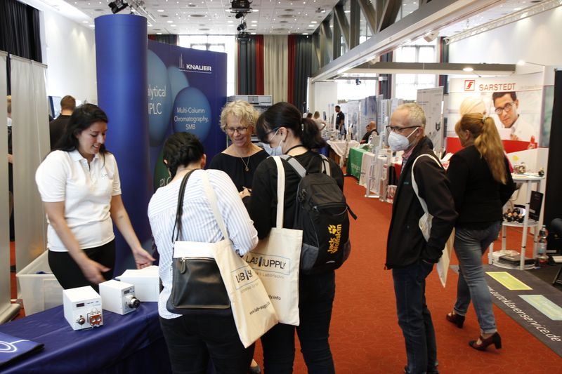 Der direkte Kontakt mit Ausstellern und den regionalen Vertrieblern ist von vielen Besuchern besonders geschätzt. An den Ständen kommen sie leicht mit den relevanten Ansprechpartnern der Firmen ins Gespräch und können mit ihnen fachsimpeln.    Mehr Infos zu den kommenden LAB-SUPPLY-Messen finden Sie auf www.lab-supply.info.  (C. Lüttmann, LABORPRAXIS)