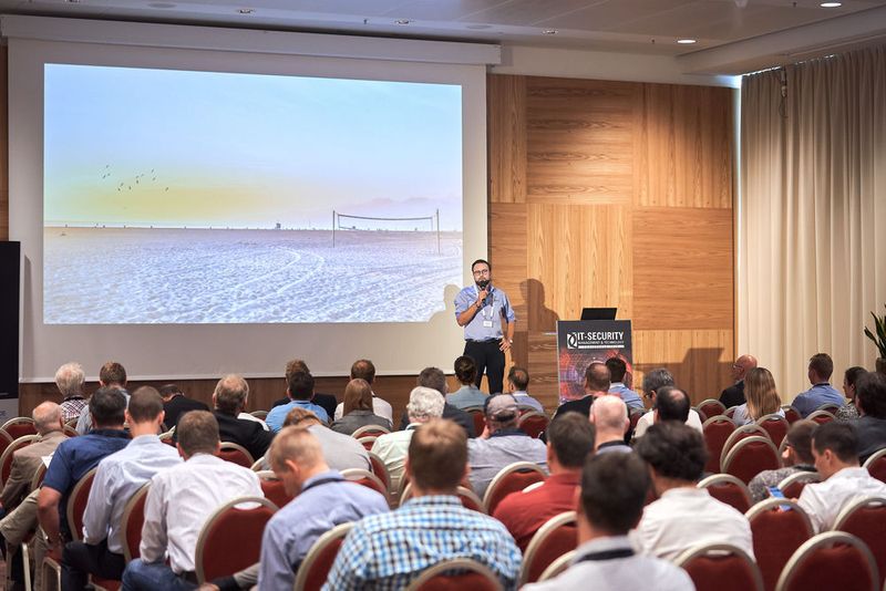 … Veronym – vertreten durch Daniel Kramer, hier bei seinem 3-Minuten-Pitch. (Vogel IT-Akademie)