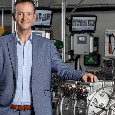 James Widmer, CEO von AEM, erklärt: „Permanentmagnetmotoren bieten eine hervorragende Performance, bringen aber eine Lieferkette mit sich, die weder stabil noch sicher ist.“ Die neue Lösung von AEM beseitigt diese Abhängigkeit, ohne dass OEMs Kompromisse bei der Leistung oder eine komplexe Integration in Kauf nehmen müssen. (Bild: AEM)