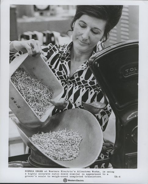 Eine Mitarbeiterin bei Western Electric beim Abwiegen von Transistoren. (Archiv: Vogel Business Media)