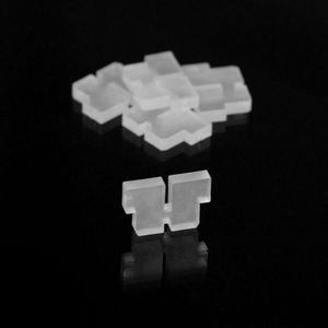 Hochpräzisions-Spritzgussteile aus Teflon, die für den Einbau in Hochfrequenzbaugruppen vorgesehen sind, weil das Material auf die dort herrschenden Schwingungen kaum reagiert – gefertigt bei Rohde & Schwarz.