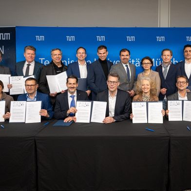 Launch of the TUM Security and Defense Alliance – center, from left: TUM President Thomas F. Hofmann, Bavarian Minister of Science Markus Blume, Prof. Eva-Maria Kern, President of UniBw M (Source: Technical University of Munich)