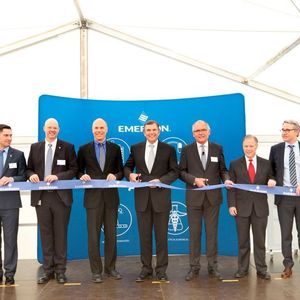 David Farr, CEO und Vorstandsvorsitzender von Emerson, durchschnitt mit Norbert Holme, dem
Bürgermeister der Gemeinde Ölbronn-Dürrn, symbolisch das Band und feierte mit zahlreichen Gästen die offizielle Eröffnung des neuen Gebäudes.