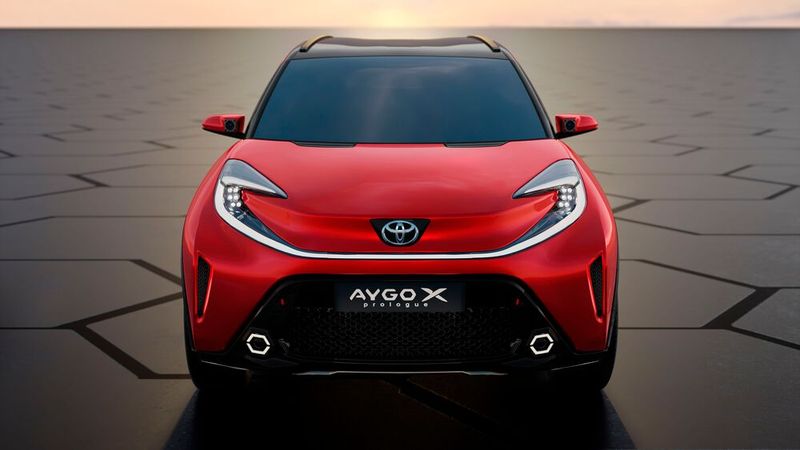 Das markante Gesicht der Konzeptstudie prägen flügelförmige LED-Scheinwerfer, die ein Lichtband unterhalb der Motorhaube und des dortigen Markenlogos verbindet. (Bild: Toyota)