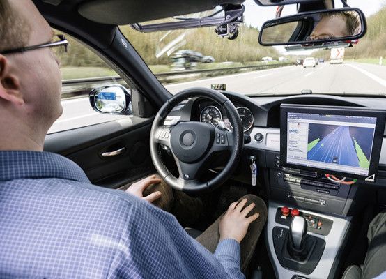 Automatisiert auf der A81: Hochautomatisiert fahren Bosch-Entwickler auf deutschen
Autobahnen. Die Testfahrten helfen, die Funktionen in alltäglichen Fahrsituationen zu erproben und weiter zu verbessern. Das erarbeitete Sicherheitskonzept wurde vom TÜV Süd geprüft und für gut befunden. (Bosch)