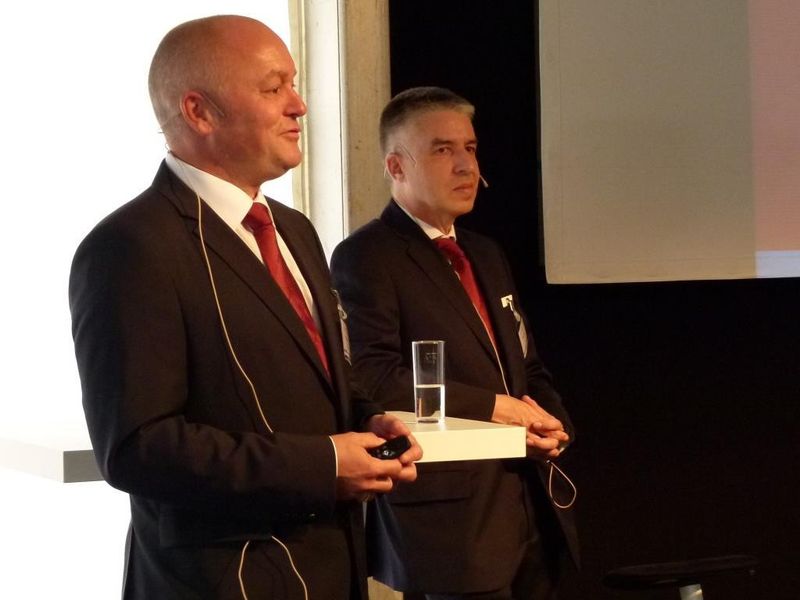 Dr. Christoph Boes (li.) und Frank Loos, Leiter Produktentwicklung der Moog GmbH, zeigen Innovationen in der Produktentwicklung, beispielsweise einen elektro-hydrostatischen Aktuator, der die Vorteile der Hydraulik und der Elektromechanik vereint. Laut Boes ist das die klare Zukunft in der Antriebstechnik. (Bild: S. Häuslein/konstruktionspraxis)