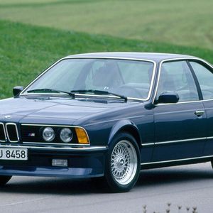 Ab April 1984 gab es den 635CSi, das von der BMW Motorsport GmbH entworfenen, jedoch bei der BMW AG gebaute Top-Modell BMW. Sein Motor stammte vom M1 stammenden, jedoch überarbeiteten Vierventil-Motor mit zwei obenliegenden Nockenwellen (DOHC) und sechs Einzeldrosselklappen ausgerüstet war. Motorcode für den hochverdichteten Motor ist BMW M88/3, für den niederverdichteten Motor für die Fahrzeugvariante mit geregeltem Drei-Wege-Katalysator S38B35. Die niedrigere Verdichtung für den S38B35 war notwendig, da bleifreies Benzin damals noch nicht mit einer dem Superbenzin vergleichbaren, hohen Oktanzahl verfügbar war.(Bild:  BMW AG)
