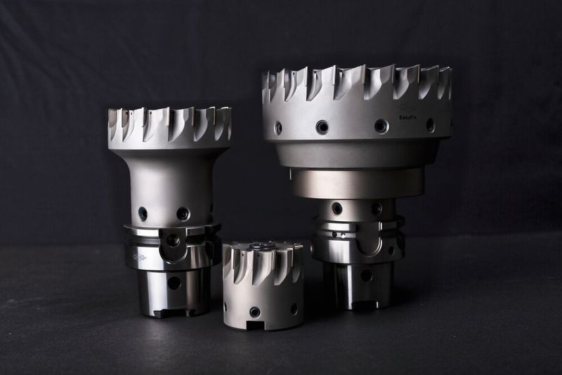 Bei Planfräsarbeiten in der Großserie, speziell bei labilen Bauteilen und im HPC-Bereich (High Performance Cutting), vertrauen viele Praktiker auf den Facemill-Diamond PKD-Planfräser von Mapal, heißt es. Jetzt hat man das Werkzeugsystem noch weiter verbessert – mit attraktivem Endergebnis für den Zerspanungspraktiker. (Mapal)