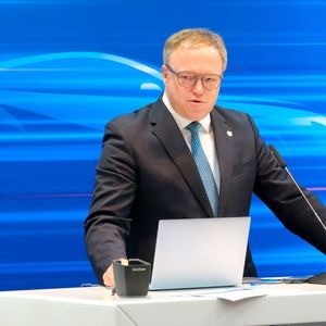 Mario Voigt, Ministerpräsident des Freistaats Thüringen, versprach in Weimar, alles dafür zu tun, dass Deutschland Autoland bleibe.(Bild:  Holger Zietz)