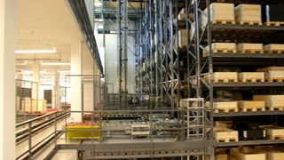 In Anbetracht der hohen Produktionsmenge wurde eine automatisches Hochregallager bei B&R in Eggelsberg gebaut.  (Bild: Schäfer)