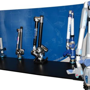 Der neue Quantum-Arm (vorne rechts) hat eine 30% höhere Genauigkeit als der Platinum-Arm (zweiter von rechts). Die älteren Modelle sind der Bronze-Arm, der Sterling-Arm und der Gold-Arm (von links).Bilder: Strutzke