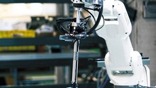 Knapp präsentiert die neueste Generation seines mit KI ausgestatteten Roboters. (Knapp)