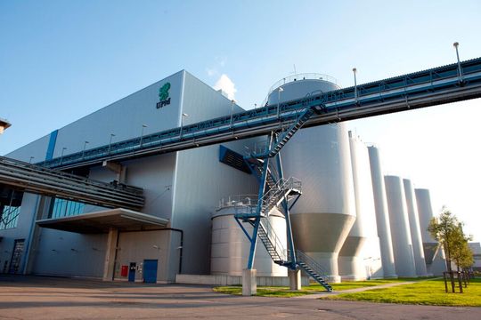 Schock für die Belegschaft des UPM-Werkes in Plattling. Denn der Konzern will den Betrieb dort dauerhaft einstellen. Das könnte über 400 Mitarbeitern den Job kosten.(Bild:  UPM Plattling)