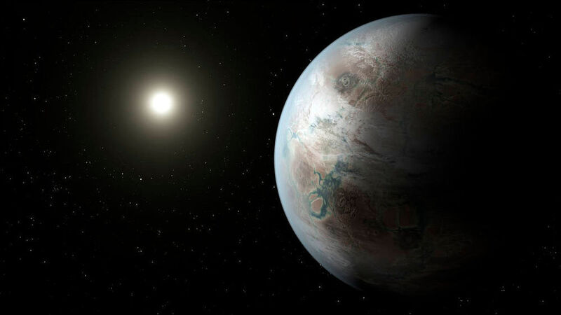 So könnte der Planet Kepler-452b aussehen. Er war der erste Planet, den Keplar fand, der erdähnlich war und sich in der bewohnbaren Zone eines Sterns befindet, der unserer Sonne ähnlich ist. Wir wissen nicht, ob Kepler-452b Leben unterstützen kann oder nicht. Über den Planeten ist bekannt, dass er etwa 60 Prozent größer ist als die Erde. Damit fällt er in eine Klasse von Planeten, die als „Super-Erde“ bezeichnet werden. Während seine Masse und Zusammensetzung noch nicht bestimmt sind, deuten frühere Forschungen darauf hin, dass Planeten von dieser Größe mit 50 prozentiger Wahrscheinlichkeit felsig sind. 

Kepler-452b umkreist seinen Stern alle 385 Tage. Der Stern des Planeten ist im Sternbild Cygnus etwa 1.400 Lichtjahre entfernt. Es ist ein Stern vom Typ G2 wie unsere Sonne, mit fast gleicher Temperatur und Masse. Dieser Stern ist 6 Milliarden Jahre alt, 1,5 Milliarden Jahre älter als unsere Sonne. Mit zunehmendem Alter nehmen Sterne an Größe zu und geben mehr Energie ab, wodurch ihre Planeten im Laufe der Zeit erwärmt werden. (NASA Ames/JPL-Caltech/T. Pyle)