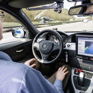 Automatisiert auf der A81: Hochautomatisiert fahren Bosch-Entwickler auf deutschen
Autobahnen. Die Testfahrten helfen, die Funktionen in alltäglichen Fahrsituationen zu erproben und weiter zu verbessern. Das erarbeitete Sicherheitskonzept wurde vom TÜV Süd geprüft und für gut befunden.