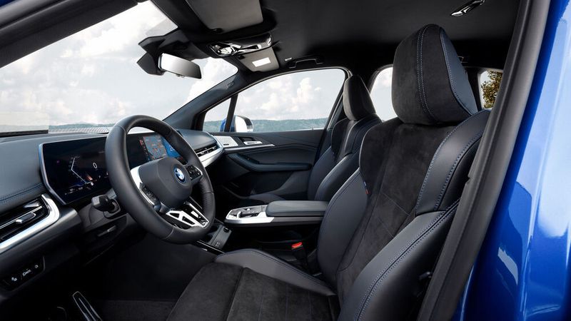 Leider lässt sich der Spurhalteassistent nicht mehr mit einem Knopfdruck ausschalten, wie es bei BMW bislang möglich war; jetzt sind zwei Griffe nötig. ( Autoren-Union Mobilität/BMW)