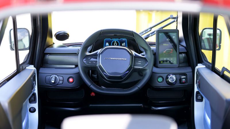 Der erste Eindruck ist fast wie einst im ersten Smart: Von innen wirkt das Fahrzeug viel erwachsener. (Bild: Citytransformer)