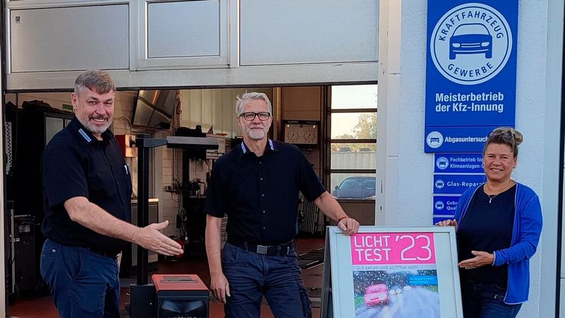 Die Kfz-Innung Schwerin eröffnet den Licht-Test 2023: (v. l.) Obermeister Thomas Wilk, Werkstattmeister Maik Woischwill (Wilk & Kaczmarek) und Innungsgeschäftsführerin Evelyn Berndt.  (Bild: Kfz-Innung Schwerin)