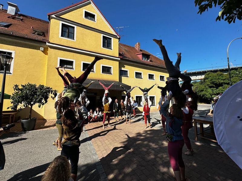Die Gaukler sind sehr akrobatisch und bieten den Gästen eine tolle Show. (Bild: Vogel IT-Medien GmbH)