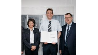 Prof. Uta Hohn, Prorektorin für Struktur und Planung, Prof. Lukas J. Gooßen, Professor für organische Chemie, Dr. Felix Müller, Evonik Innovation Networks & Communication (v.l.n.r.) bei der Überreichung der Ernennungsurkunde. (Evonik)
