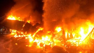 Großbrand in einer für Oldtimer genutzten Garage in Langenargen am Bodensee. (Kreisfeuerwehrverband Bodenseekreis)