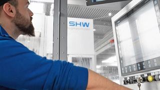 Die SHW-Maschinen bringen Riva große Flexibilität und eine hohe Maschinenverfügbarkeit von über 90 %. Das ist notwendig in der oftmals sehr kurzfristigen Fertigungsplanung. Hochauflösende Monitore in der Bedienkabine sorgen stets für freie Sicht auf Werkstück und Werkzeug. (Bild: SHW/Jan Walford)
