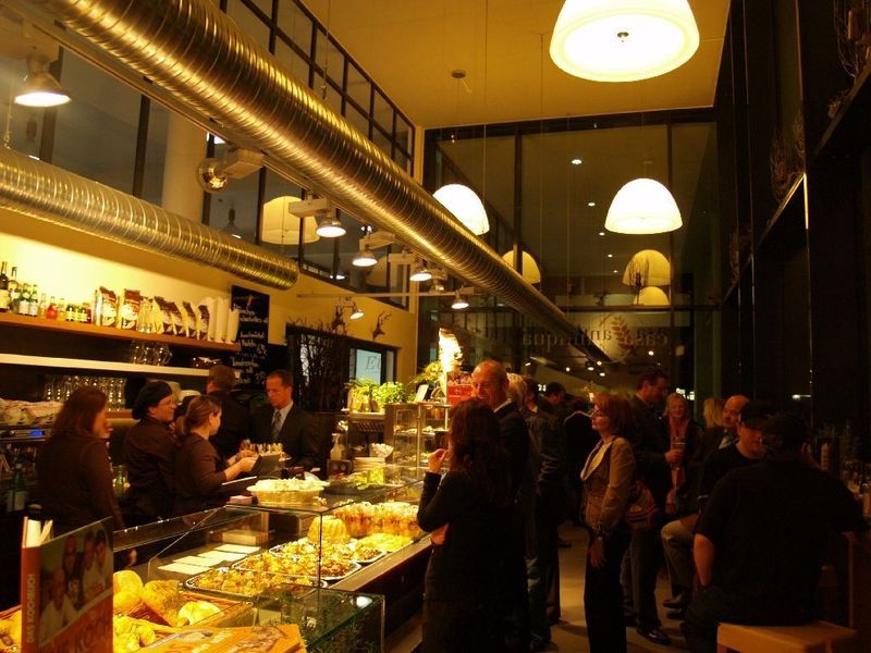 Die Gäste konnten ihren Hunger im angeschlossenen Restaurant mit kleinen Snacks stillen... (Archiv: Vogel Business Media)