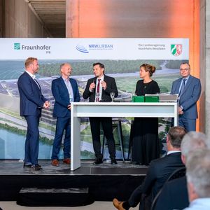 Wie Deutschland ein führender Standort für Batterietechnologien und wettbewerbsfähige Batteriezellproduktion werden kann, diskutierten Dr. Christoph Weber (Director Innovation & Engineering Deutschland, ACC – Automotive Cells Company Deutschland), Prof. Dr. Simon Lux (Institutsleiter Fraunhofer FFB), stellvertretende Ministerpräsidentin und NRW-Wirtschaftsministerin Mona Neubaur sowie Ministerialdirigent Engelbert Beyer (Bundesministerium für Forschung, Technologie und Raumfahrt).(Bild:  Michael Möller)