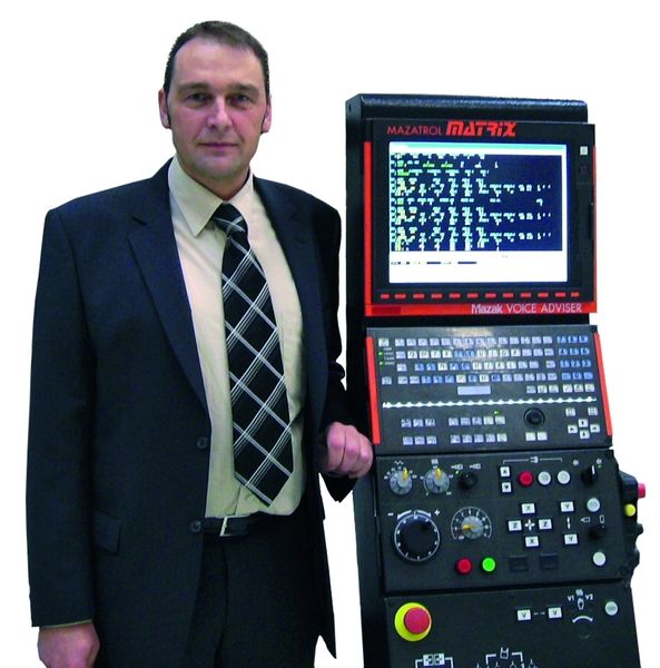 Stephan Fabry, Assistant Manager Application bei Yamazaki Mazak: „Jeder einzelne Programmierschritt wird von der NC auf Fehleingaben hin überprüft, und die Kontur kann sofort in einer 2D/3D-Simulation kontrolliert werden.“ Bild: Mazak (Archiv: Vogel Business Media)