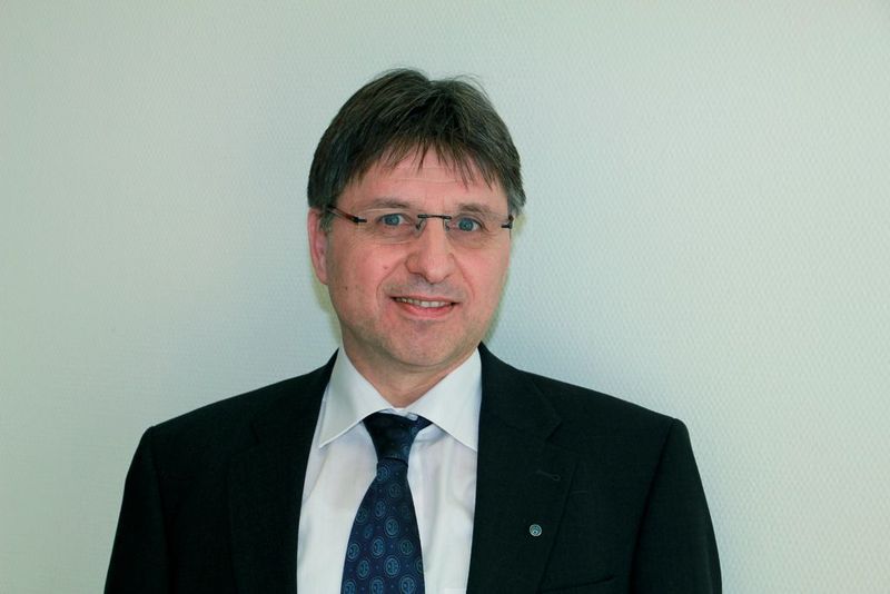 Hans Banzhaf, Produktmanager der Hommel Unverzagt GmbH in Stuttgart: „Im Trend sind Steuerungen, die sehr einfach zu bedienen und direkt an der Maschine zu programmieren sind“.  (Bild: Hommel)