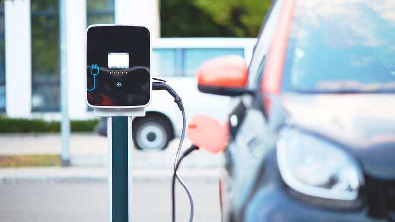 Je mehr Elektrofahrzeuge zugelassen werden, desto größer wird der Bedarf an Lademöglichkeiten. In den Großstädten ist das ein Problem. Je mehr Elektrofahrzeuge zugelassen werden, desto größer wird der Bedarf an Lademöglichkeiten. In den Großstädten ist das ein Problem.