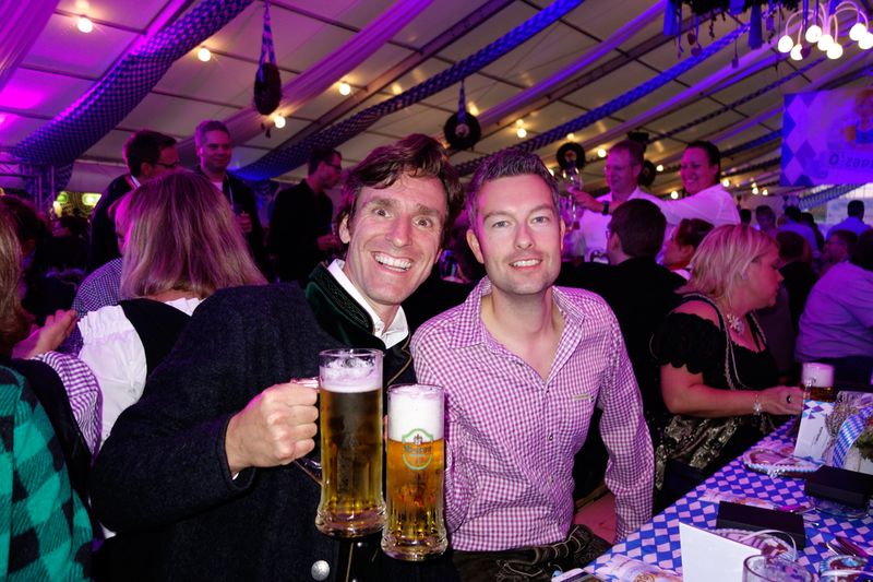 Hoch die Maß!(l.) Stefan Holländer und Steffen Michael, Microsoft. (Bild: IT-BUSINESS)