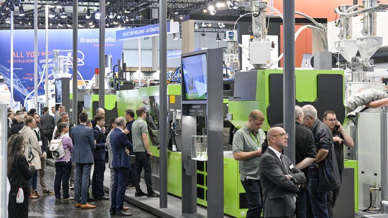Mit einer Fülle von Weltpremieren wartet die größte Ausstellergruppe der K 2025 – die Spritzgießmaschinenbauer – auf.(Bild:  Messe Düsseldorf / ctillmann)