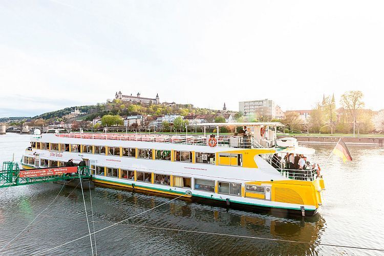 Die Abendveranstaltung bei den Würzburger Karosserie- und Schadenstagen fand bei bestem Wetter an Bord des Ausflugsschiffs „Alte Liebe“ statt. (Stefan Bausewein)
