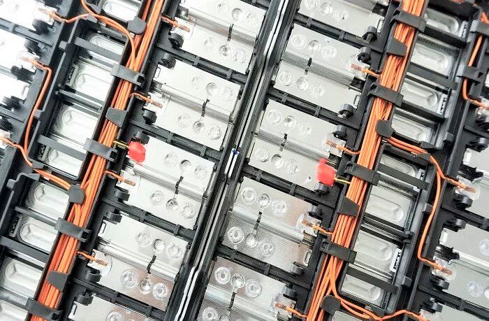 Mitsubishi Electric Europe und der Batterieexperte Novali verfolgen das Ziel, in Europa eine schlagkräftige Batteriefertigung aufzubauen, die es nach Meinung der Protagonisten geben muss. Hier ein Blick auf die Zellen einer Batterie für ein Elektroauto.