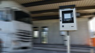 Ein Lkw bei der Einfahrt auf das Betriebsgelände vor einem Selbstbedienterminal (SBT). (Paari)