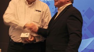 Stefan Hoppe begrüßt Peter Lutz als Field Communication Expert der OPC Foundation. (© Simone Käfer)