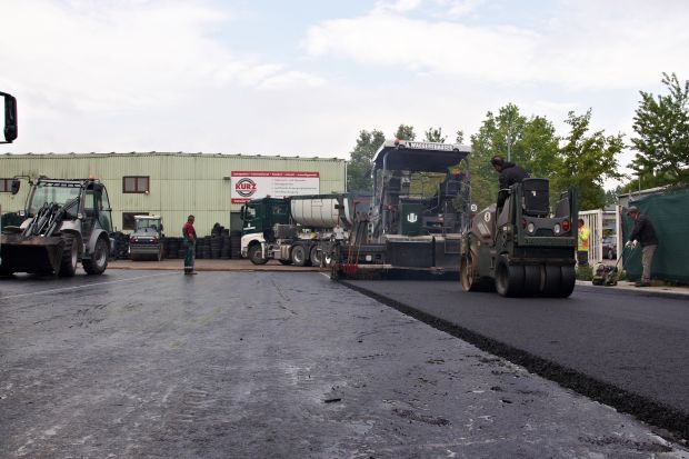 Auf dem Werksgelände von KURZ Karkassenhandel kommt gummimodifizierter Asphalt mit Granulat aus den eigenen Anlagen und Additive wie VESTANAMER® von Evonik zum Einsatz. Der gummimodifizierte Asphalt im Vergleich zum klassischen Bodenbelag für weniger Spurrinnenbildung, längere Haltbarkeit und besonders bei Verlegung von offenporigem Asphalt eine deutlich geringere Geräuschentwicklung. (Bild: KURZ Karkassenhandel)