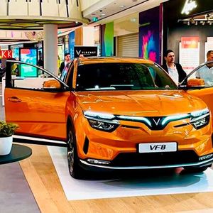 Auch in Frankfurt und Hamburg ist das vietnamesische Fabrikat derzeit präsent: in zwei Shoppingmalls.(Bild:  Vinfast)