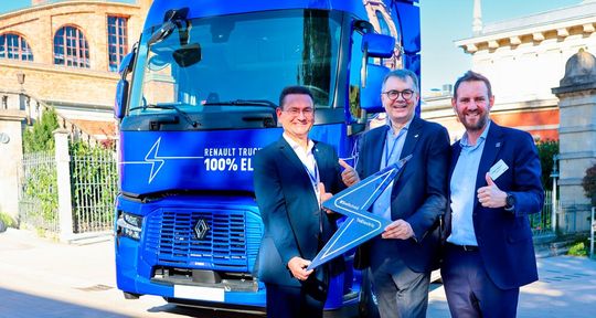 Der E-Tech T von Renault Trucks fuhr jetzt erstmals für die Sektkellerei Rotkäppchen-Mumm! Die Premiere begleiteten (von links) Udo Mänicke, Bürgermeister Freyburg, Christof Queisser, CEO von Rotkäppchen-Mumm und Frederic Ruesche, CEO von Renault Trucks Deutschland.(Bild:  Renault Trucks)