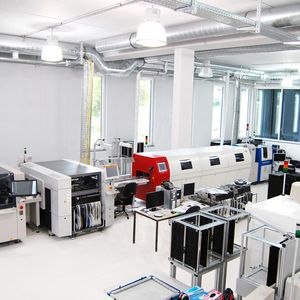 Mit einer mittleren Bestückleistung von rund 24.000 Bauteilen pro Stunde und der Möglichkeit, alle gängigen SMD-Bauformen von 01005 bis 27x27 mm verarbeiten zu können, ist tecnotron mehr denn je allen technischen Anforderungen des Marktes gewachsen.