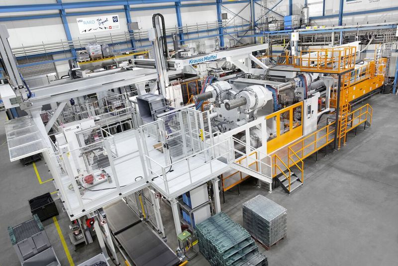 Das ist die größte Spritzgießmaschine der Schweiz! Die MX 4000-75000 von Krauss-Maffei hat eine gewaltige Schließkraft von 40.000 Kilonewton, wie die Münchener betonen. Um sie zur Georg Utz AG zu schaffen, waren 22 Lkw notwendig.