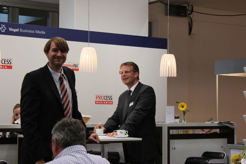 Auch die Kollegen Marcel Droettboom (links) und Klaus-Michael Göhler von unserem Schwestermagazin Bulk Solids Handling waren natürlich in Frankfurt vor Ort. (Bild: LABORPRAXIS)