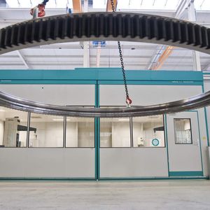 Bei der Auslegung der Klimakomponenten  ... wurde berücksichtigt, dass die Großwälzlager bis zu 20 Tonnen wiegen können und mit Hallentemperatur in den Messraum eingebracht werden.