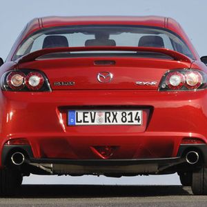 Das Heck prägen neue LED-Rückleuchten, größere Abgasendrohre und ein neu modellierter Spoiler. (Archiv: Vogel Business Media)