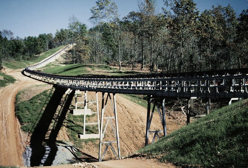 Bulk materials can be transported quickly and efficiently from the excavation point to their destination, even over impassable terrain. (Picture: Beumer Group)