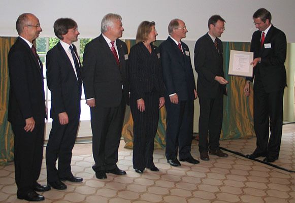 Dr. Stefan Herrmann (2. von rechts) erhält für das Team von Bayer Cropscience die Auszeichnung für gutes Technologiemanagement von Prof. Günther Schuh (rechts). (Archiv: Vogel Business Media)