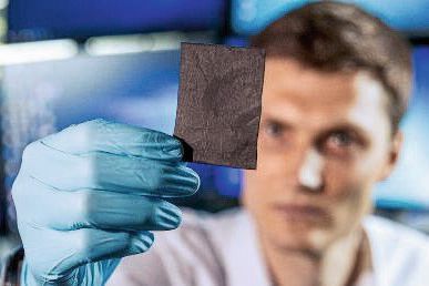 Victor Selmert zeigt das schwarze Vlies, dessen mikroskopische Fasern bestens zur Absorption von CO2 geeignet sind.